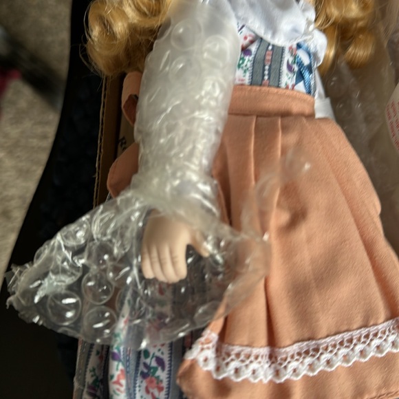 Never Used - Royalton Collection “Kirsi” 10” Porcelain Doll representing Finland - Picture 9 of 12